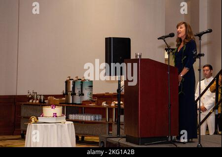 221021-N-LZ409-1051 KOLOA, Hawai`i (Okt 21, 2022) – Dolly Kanekuni singt die Nationalhymne während eines US-Navy-Balls im Grand Hyatt Kaua`i Resort and Spa, veranstaltet von der Pacific Missile Range Facility (PMRF), Barking Sands, anlässlich des 247.. Geburtstages der Marine. Das Thema des Geburtstages der US-Marine von 247. war „247 Jahre lang auf der Beobachtung – 24/7“, was die anhaltende Fähigkeit unserer Marine unterstreicht, voll und ganz bereit zu sein, auf auftauchende Bedrohungen zu reagieren und diese effektiv abzuwehren. PMRF ist das weltweit größte instrumentierte Multi-Environment-Sortiment, das Oberflächen-, Untergrund-, Luft- und Raumfahrt-Betrieb unterstützt Stockfoto